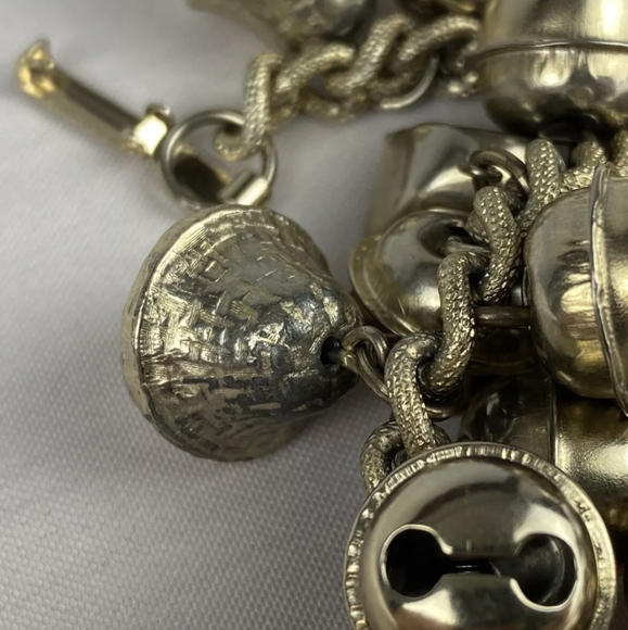 VTG JINGLE BELL COW BELL & FAUX PEARLS CHA CHA BRACELET - Picture 4 of 7